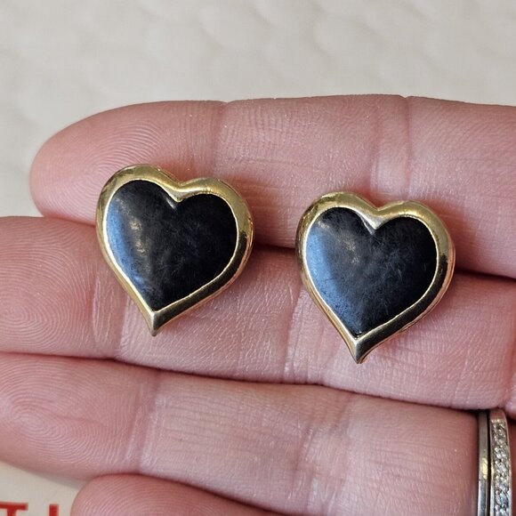 Vintage Black Heart Gold Tone Stud Earrings Enameled 90s 5/8"‎ Valentines - Picture 4 of 9
